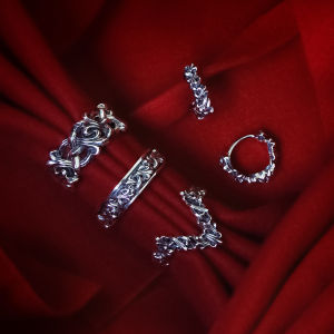 AKE AKE The Fierce-de-lis Braided ring แหวนเงินแท้ 925 ขึ้นงานมือสไตล์ยุคกลางยุโรปสุดดุดัน ลายดอกลิลลี่โบราณพันเกลียว