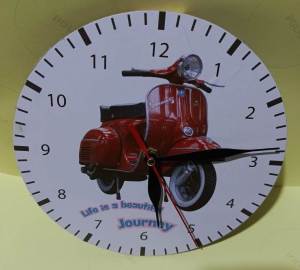 Jam dinding kayu gambar motor Vespa