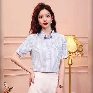 Ammin 2024 đơn giản Mới Mùa Hè ve áo thời trang r Màu xanh nhân vật hoạt hình thiết kế thêu cotton áo phụ nữ phong cách Hàn Quốc Một hàng khuy đi lại Áo Blouse thanh lịch