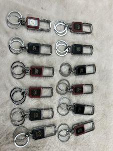 Bộ móc khóa ô tô xe máy xe hơi có sẵn logo các hãng. Móc khóa đa năng 2 khuyên (1 chiếc)