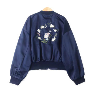 Áo khoác bomber màu xanh navy với họa tiết hoa thêu ở lưng.