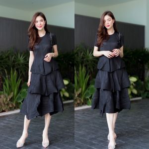 แม็กซี่เดรสตัวยาว แพทเทิร์นอัดพลีทเข้าเคิร์ฟ ทรงสวย Premium 👍🏻 ดีไซด์แขนยาว แต่งชายระบาย แบบเฉลียงด้านข้าง 3 ชั้น ฟรุ๊งฟริ๊ง สวยงาม ดูดีมีมิติ 🌾🌾 แบบงานแบรนด์ ด้วยเทคนิคพิเศษ ✔️✔️ Hi-end หรูหรา เนื้อผ้าพลีทเนื้อนิ่ม นุ่ม ใส่สบาย งานสวยไฮโซวววว ☺️