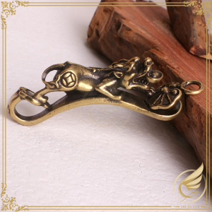 Móc Khóa Phong Thủy Tỳ Hưu Ngậm Thỏi Vàng Cưỡi Gậy Như Ý Thần Tài Bằng Đồng Thau - Đồ Đồng Thuận Tâm