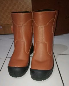 {\n \"article\": \" SEPATU BOOTS SAFETY KING\\\" KWD 805 CX / COKLAT SEPATU PENGAMAN KERJA (Steel Toecap)