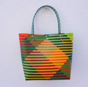 กระเป๋าสะพายผู้หญิง กระเป๋าสานเส้นพลาสติก ลายเฉลียงเส้นเล็ก ทรงสูง มีตัวติดแม่เหล็กด้านใน ขนาดใหญ่ กว้าง16ยาว31สูง29.5 CM