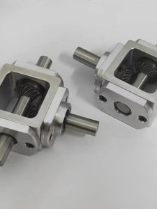 Small 1:1 T-type cross commutator shaft diameter 10mm right-angle drive gearbox bevel gearbox rotation.