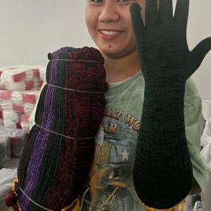 ยาว42ซม.(ถุงมือข้อยาวพิเศษ) ถุงมือปลอกแขน งานคละ4สีใน1โหล ความยาว42ซม/กว้างยืดได้13-14ซม.น้ำหนักต่อโหล0.55กรัม 1 โหลราคา139บ. ใช้เส้นด้ายไนล่อนทอ6เส้น