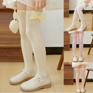 KAOS Kaki Anak Perempuan มีสไตล์ผูกโบว์สำหรับเด็กวัยหัดเดินที่มีความยาวเกินเข่าที่มีการออกแบบให้มีสไตล์ขนาด100-140ซม.