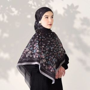 Mandjha Hijab Ivan Gunawan Belle Black Scarf Segi Empat Motif Voal