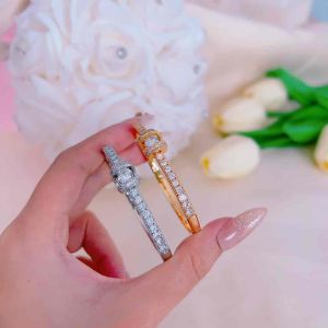 Vòng tay nữ không gỉ khoá cài KAMI có khắc kí hiệu