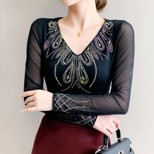 เสื้อยืดแฟชั่นเกาหลีประดับเพชร เสื้อผ้าฤดูใบไม้ร่วงฤดูหนาว คอวี แขนยาว เสื้อตัวในทรงเข้ารูปสำหรับผู้หญิง เสื้อตาข่าย