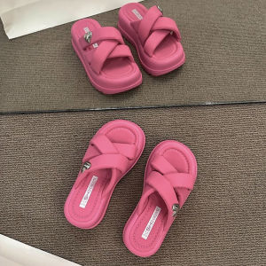 QJshop สุดว้าว รองเท้าทรงสวมแฟชั่นผู้หญิงมาใหม่ มาพร้อมดีไซน์ที่มีสายไขว้ ตกแต่งด้วยการติดหัวใจไว้ด้านข้าง มีให้เลือก 3 สี เสริมส้นเล็กน้อย งานดีงานสุดคุ้ม