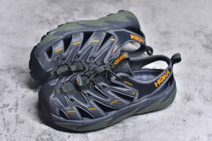 HOKA One One Hopara Sandals รองเท้าแตะชายหาดสีเขียวเข้มสำหรับผู้ชายและผู้หญิง