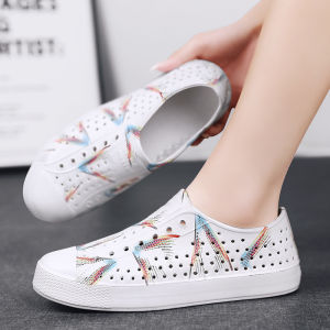 รองเท้าแตะชายรองเท้าถ้ำฤดูร้อนใหม่คู่รักกราฟฟิตีผู้ชายและผู้หญิงรองเท้าแตะลุยลมสบายๆรองเท้าผู้ชายรองเท้าแตะชาย