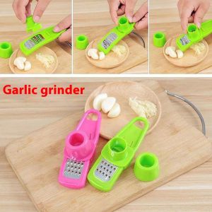 อุปกรณ์เครื่องบดกระเทียมในครัวทรงกลมสุดสร้างสรรค์ของแอนนี่ช่วยให้สามารถหั่นกระเทียมได้ง่าย