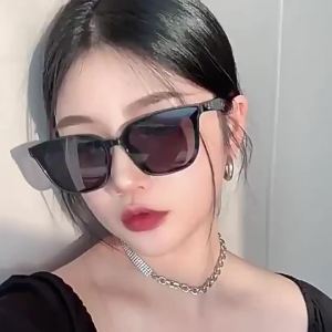 AU New versatile sunglasses for women with a high-end look perfect for stylish street photography and photo shoots making your face appear smaller and offering UV protection