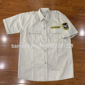 Áo đồng phục bảo vệ màu kem kèm logo tay ngực vải kaki 65/35