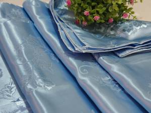 ผ้าห่ม ผ้าแพร Jacquard Satin ผลิตจากเส้นใยสังเคราะห์โพลีเอสเตอร์ (Polyester) ขนาด 5 ฟุต และ 6 ฟุต ให้ความเงางาม มันวาว สวยงามน่าสัมผัส ไม่เก็บกักฝุ่นละออง ลดปัญหาไรฝุ่น ดูแลง่าย ซักง่าย แห้งเร็ว