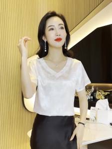 เสื้อแขนสั้นผ้าซาตินแจ็คการ์ดแฟชั่นสำหรับผู้หญิงเสื้อตัวหลวมขนาดใหญ่เสื้อเบลาส์เนื้อครึ่งตัวมีสไตล์ขนาดพิเศษฤดูร้อน