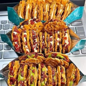 135g (7 Pcs) Sandwich Crisp Brushed Almond Crisp Cranberry Original Matcha Snacks 扁桃仁夹心酥拉丝杏仁脆蔓越莓原味抹茶零食 年货
