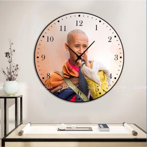 Tranh đồng hồ tráng gương in Hình Thầy Minh Tuệ vừa treo trang trí vừa xem giờ