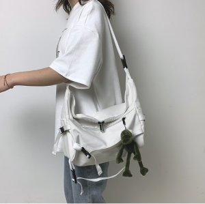 Tas Messenger Kanvas Premium Tebal Perkakas Gelap Retro Gaya Jepang Wanita Pria Korea Ins Port Style Tas Messenger Liar Tas Sekolah Mahasiswa Fungsional Kapasitas Besar Japanese style retro dark tooling messenger bag female Korean ins port style wild