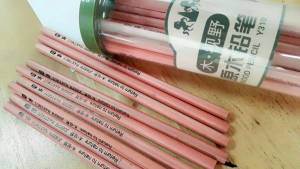 ดินสอไม้คุณภาพดีของ Joseph Hartmut รุ่นนี้ทำจากไม้ธรรมชาติ