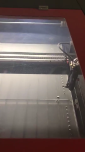 แคปซูลกาแฟอะคริลิกพรีเมี่ยมถาดแสดงสินค้าพื้นผิวเช็ดง่ายและฐานปลอดภัยสำหรับการจัดการห้องครัวที่มีประสิทธิภาพ