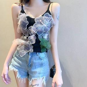 2023 สำหรับฤดูร้อนเฟรชชี่สลิมผ้ากำมะหยี่เส้นด้ายถักสายเดี่ยว หมอนเข้าได้ สไตล์เกาหลีอ่อนหวานดอกไม้ปัก V คอเสื้อกั๊กน้ำ