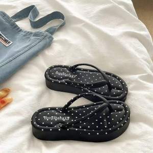 Free Shipping Summer Thick-Soled Height-Increasing Casual Flip-Flops For Women And Students Featuring A Cute KT Cat Design Non-Slip Breathable And Suitable For Beach Wear