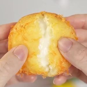 Bánh mì xốp nhân kem khoai môn với nhân thịt xé sợi bánh mì ăn sáng bữa sáng lành mạnh và bổ dưỡng. Bread