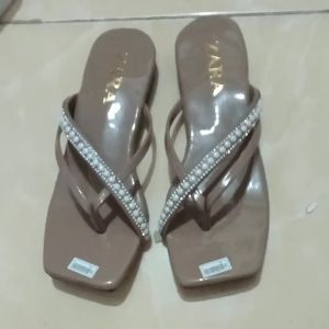sandal teplek wanita terbaru 2023/Sandal hak/sandal mutiara/ sandal jepit remaja/sandal mutiara model baru/sandal kekinian/sandal others/ sandal teplek  terbaru / sandal plip flop