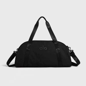 Túi thể thao ALO Yoga kiểu dáng duffle dung tích lớn chất liệu nylon dùng để đi du lịch có thể xách tay hoặc đeo vai phù hợp cho phụ nữ khi tập luyện.