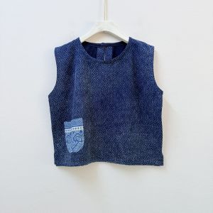 เสื้อกล้าม เสื้อแขนกุด มีกระดุมด้านหลัง ผ้าฝ้าย100% ทอขึ้นลายผ้าไม่แข็ง สีม่อฮ่อมทำสโตน (Stone Wash)