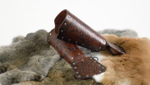 PU Leather Knight Arm Gauntlets Bracer Bracer Medieval Embossed Arm Bracers Wristband Vintage for Men Women