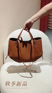 First Layer Cowhide Handbag Female Niche Large-Capacity High-End Tote Genuine Leather Stylish Crossbody Bag for Commuting Lightweight