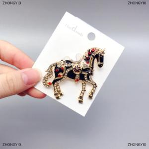[COD] ZHONGYI0 เข็มกลัดรูปม้าวิ่งประดับพลอยเทียมอันประณีตสำหรับผู้หญิงผู้ชายเข็มกลัดรูปสัตว์เคลือบ4สีเป็นของขวัญเครื่องประดับปีของงานเลี้ยงม้า