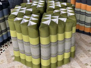 หมอนสามเหลี่ยมไทยโบราณ สีสันสดใส ขนาด32x50x30cm ของแท้ดั้งเดิม ไม่แท้ยินดีคืนเงิน3เท่า