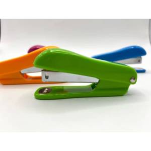 แม็กเย็บกระดาษพร้อมลูก แม็กกี้+ลูกแมก#10 1กล่อง พร้อมส่ง