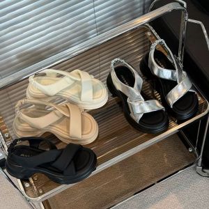 รองเท้าแตะเวอร์ชั่นเกาหลี รองเท้าส้นเตี้ยพื้นหนาฤดูร้อนใหม่สําหรับผู้หญิง สวมรองเท้าแตะชายหาดยอดนิยมระดับไฮเอนด์