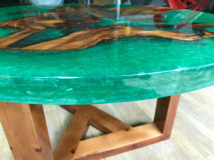 B%C3%A0n%20sofa%20tr%C3%B2n,%20g%E1%BB%97%20epoxy,%20xanh%20ng%E1%BB%8Dc%20b%C3%ADch%20-%20Image%203