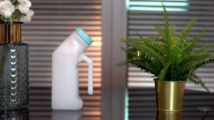 โถปัสสาวะสำหรับผู้ชายป้องกันการรั่วไหลจาก PerfectMed (2 ชิ้น) - 32 ออนซ์/ 1000 มล. ขวดปัสสาวะพกพาพร้อมฝาเรืองแสงในที่มืด ขวดปัสสาวะพลาสติกหนา