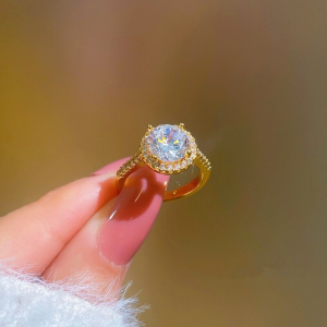 เเหวนเพชรสีทองแฟชั่นหญิง - ราคาประมาณ 1,500 บาท ปรับขนาดได้ แฟชั่นหญิง ผู้หญิง