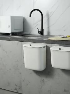 ผลิตภัณฑ์ ถังขยะแบบแขวน ขอบเขตการใช้งาน: ห้องครัว ห้องนอน ถังขยะสำเร็จรูป ถังขยะ 7/10L ถังขยะตั้งโต๊ะ แบบติดผนัง ถังขยะมีฝา ไม่ต้องเจาะรู บริสุทธิ์