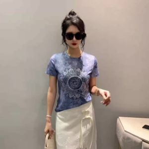 Ammin 2024 mùa hè thời trang định vị in graffiti Áo phông ngắn tay nữ phong cách Hàn Quốc nhuộm kiểu cột thắt thiết kế giản dị Kích thước thêm phần thoải mái Áo Blouse thanh lịch