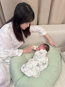 หมอนผ้าต่วนจากฝ้ายป้อนอาหารสำหรับทารกนอนหลับปลอดภัยต่อสุขอนามัยด้วยการเย็บเสริมใช้ในทุกวันหมอนรองสำหรับทารกในทางปฏิบัติ