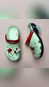 crocs New Snoopy 2 Childrens summer beach clogs for boys and girls closed-toe sandals and slippers