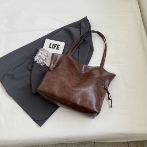 LHFriday  ของมันต้องมี กระเป๋าช้อปปิ้ง หนัง PU นิ่ม ทรงสี่เหลี่ยม สีพื้น สไตล์เกาหลี  แต่งเชือกรูดด้านข้าง จุของได้ฉ่ำเกินนน สายช็อปสายตุน มีไว้เดินห้างคือเริ่ดด รุ่นนี้มี 3 สี คุมโทนตัวแม่แฟชั่นสุดๆ ราคาถูก คุณภาพปัง กดสั่งได้เยยน๊าาา
