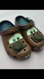 crocs Giày lỗ McQueen phiên bản hợp tác mới họa tiết ô tô hoạt hình dành cho người lớn và trẻ em bé trai bé gái giày đi biển đế mềm.