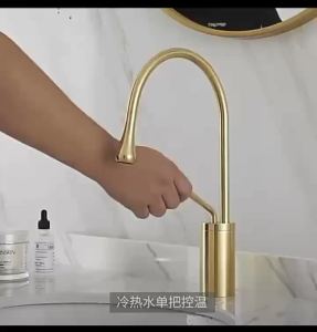 Black/Chrome/Gold Brass Basin Faucet Bathroom Faucet Mixer Tap Wash Basin Faucet Single Handle Hot and Cold Water Faucet